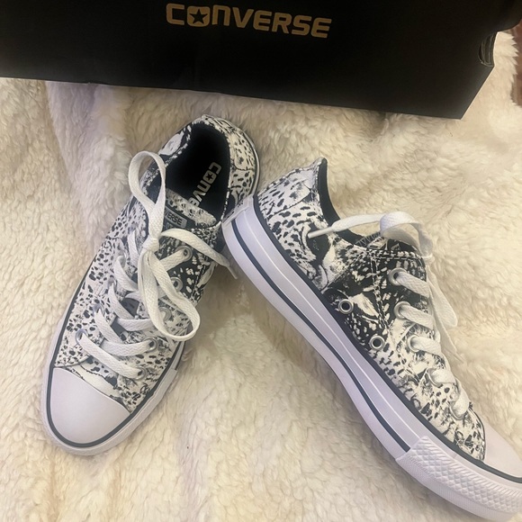 Converse tennis shoes - Picture 2 of 3